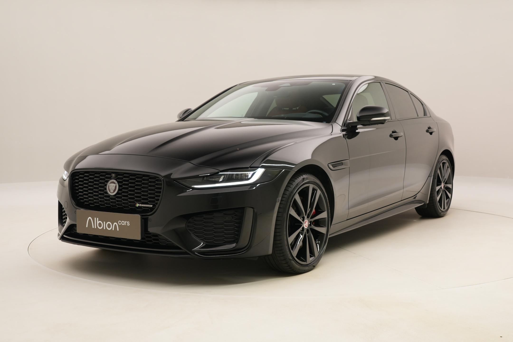 Jaguar XE P300 R-DYNAMIC REZERVACE