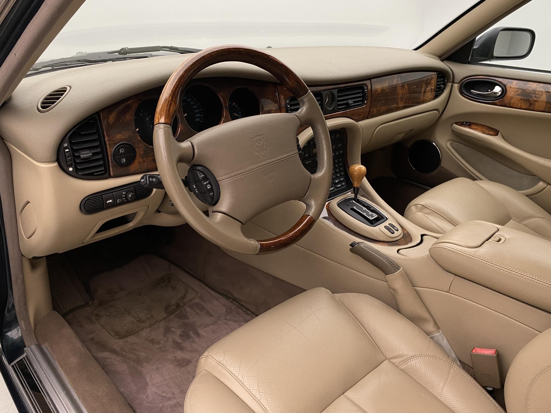 Jaguar XJ