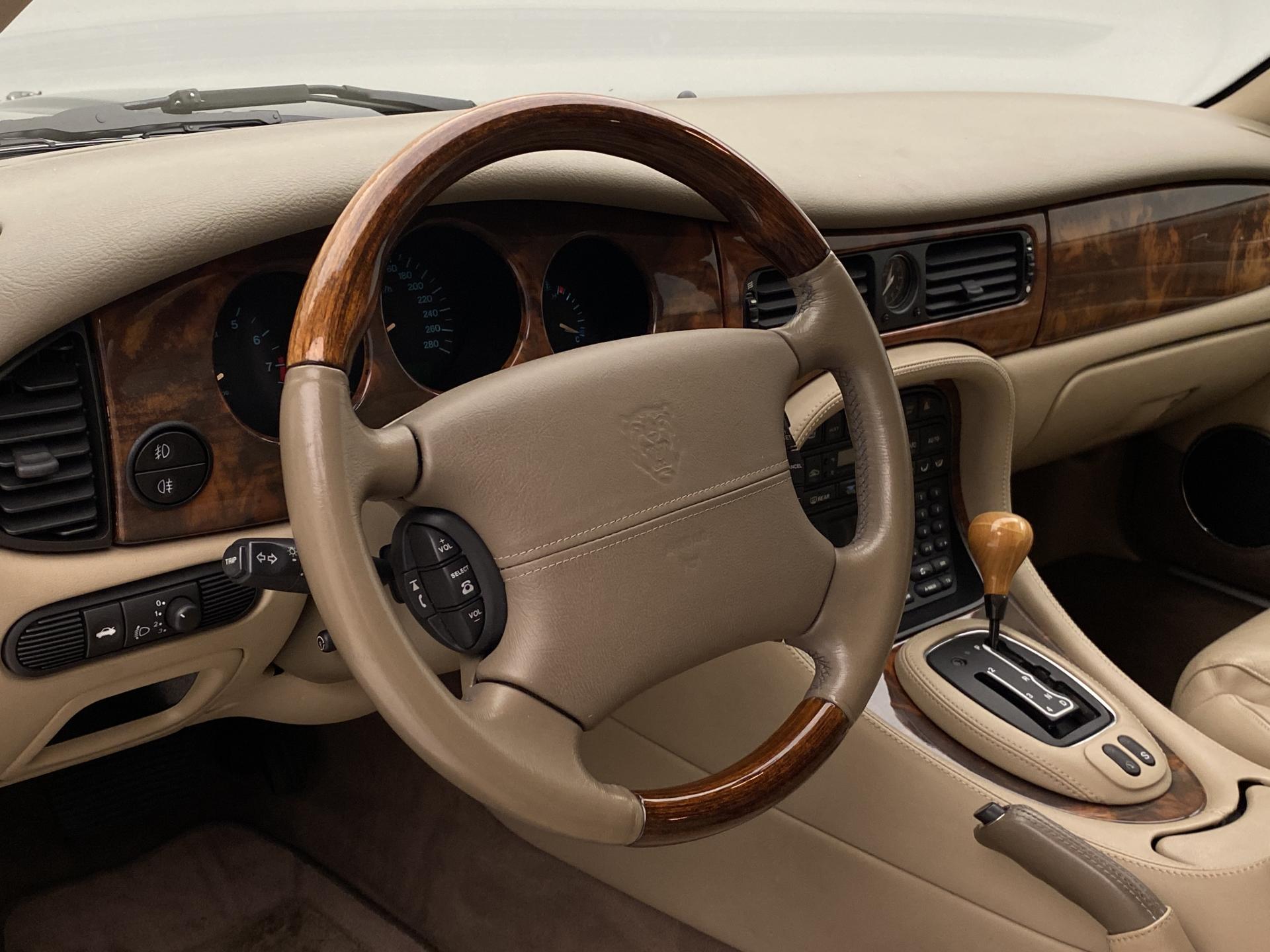 Jaguar XJ