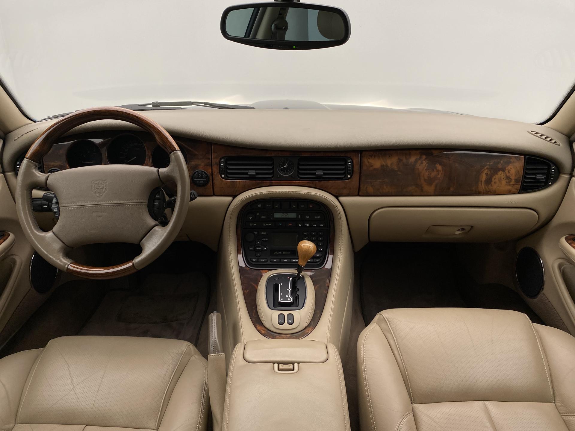 Jaguar XJ