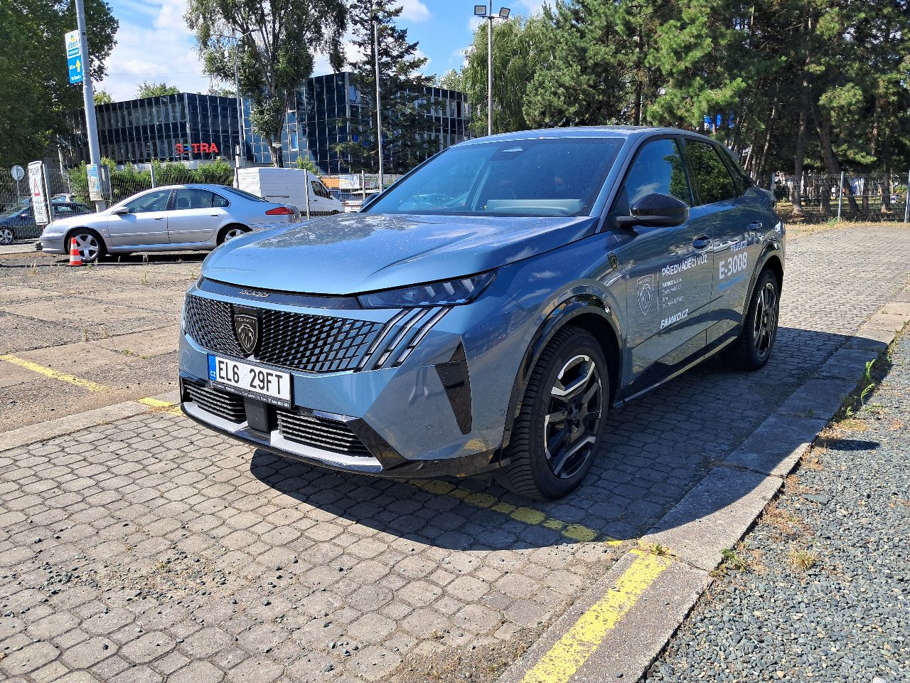 Peugeot 3008 GT Elektromotor 157 kW / 210 k (Baterie 73 kWh)