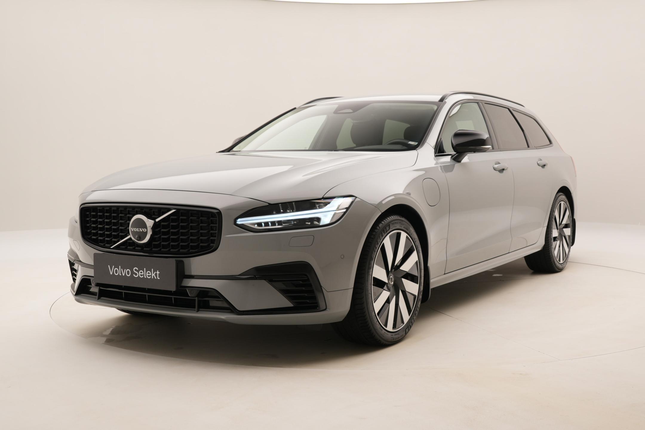 Volvo V90 T6 AWD PLUG-IN DARK REZERVACE