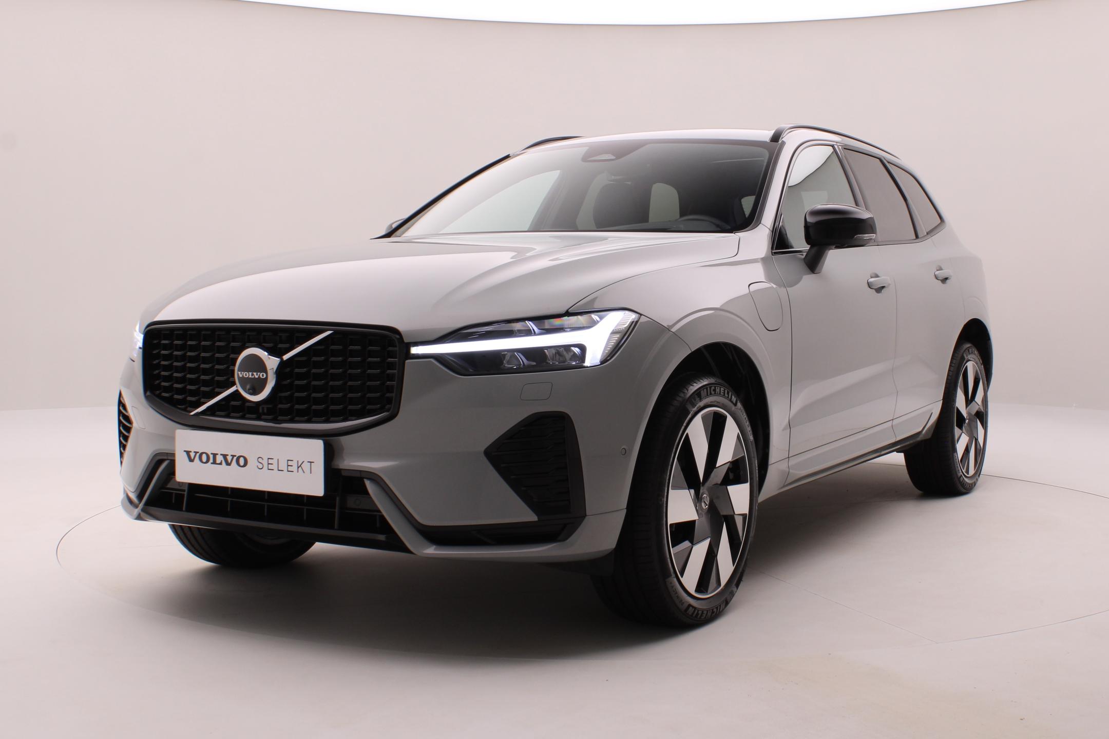 Volvo XC60 T6 AWD PLUG-IN DARK REZERVACE