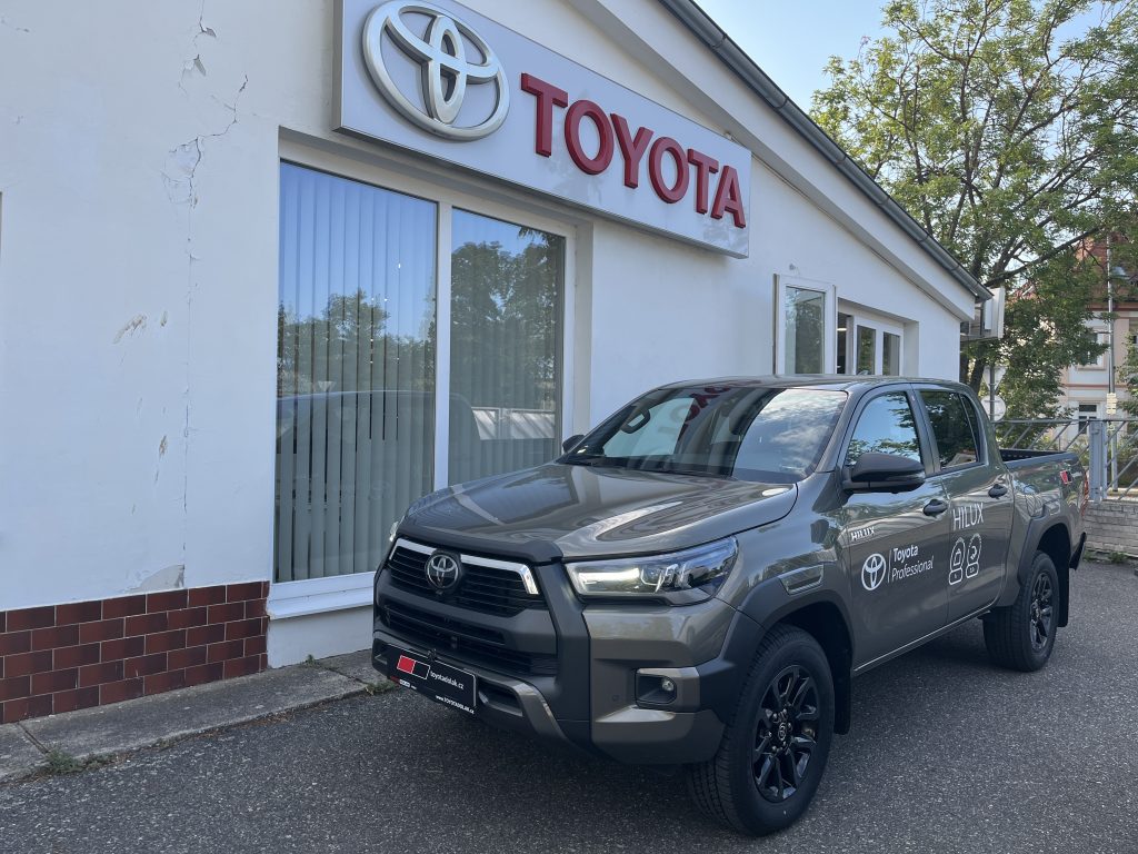Toyota Hilux 2.8L Diesel  6 AT Invincible