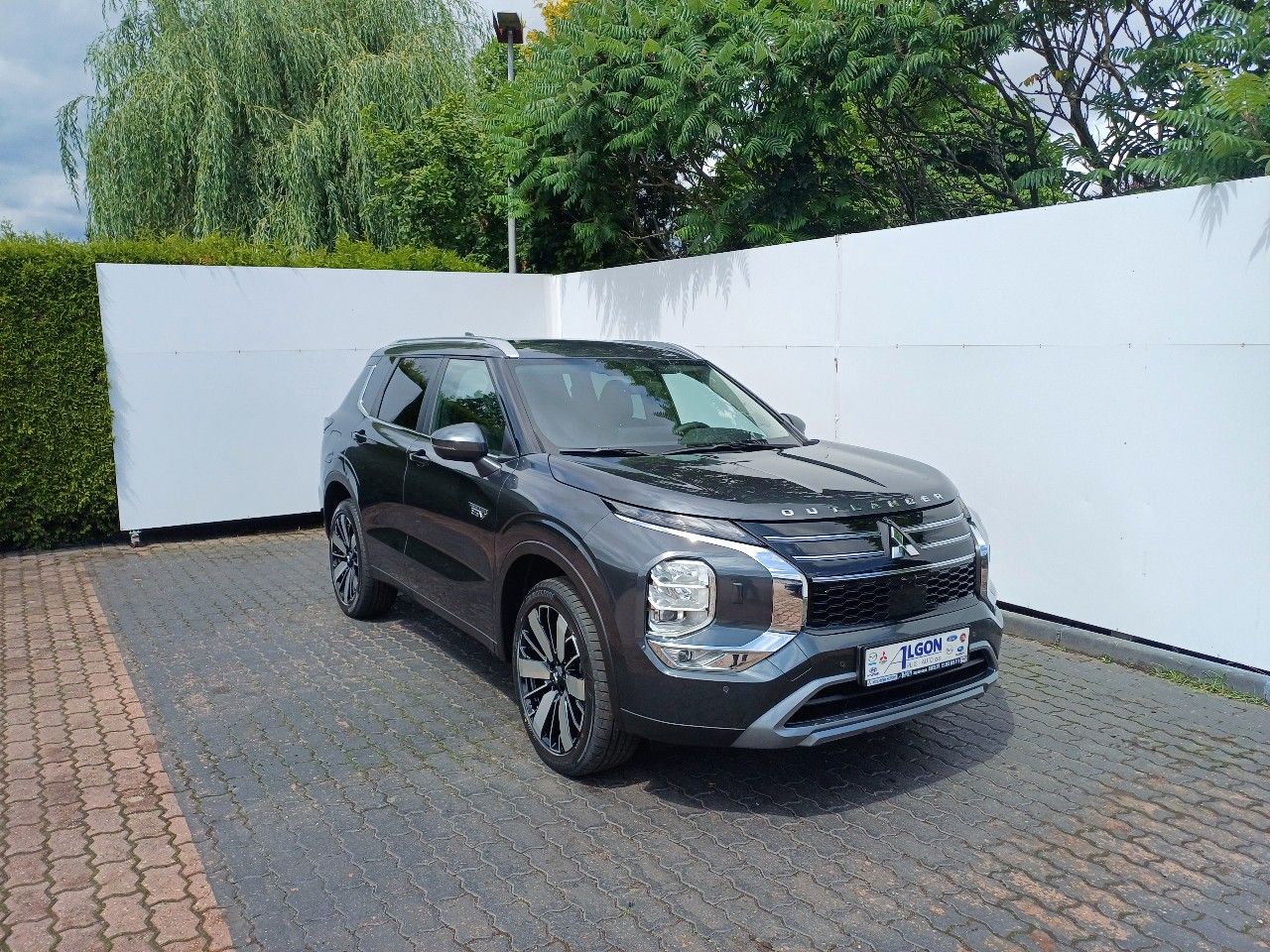 Mitsubishi Outlander Intense 2,4 MIVEC 2xelektromotor 99+60+70 kW 4WD s fixním př