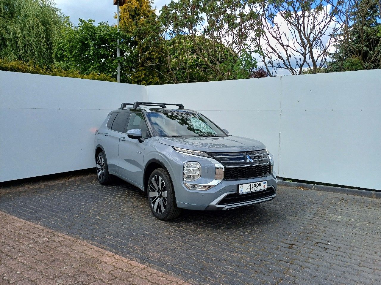 Mitsubishi Outlander Instyle+ 2,4 MIVEC 2xelektromotor 99+60+70 kW 4WD s fixním p